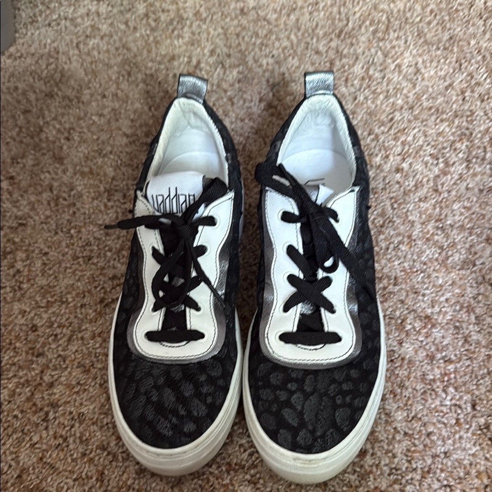 Vaddia black and white sneakers